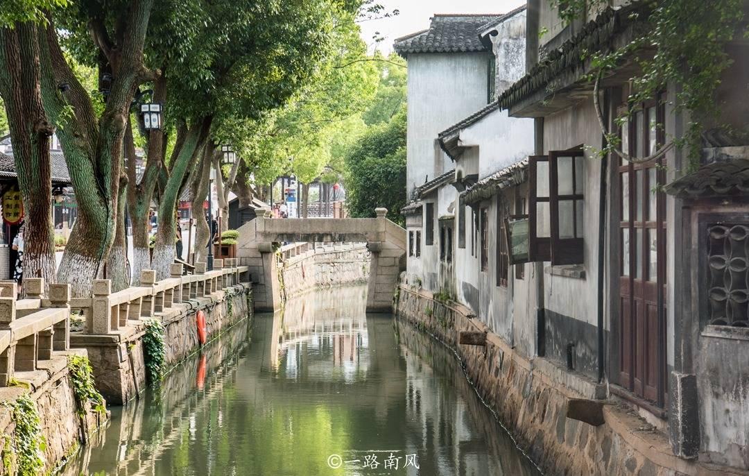 第七届河南商业高峰论坛延期一天，将于28日在大河锦悦酒店举行